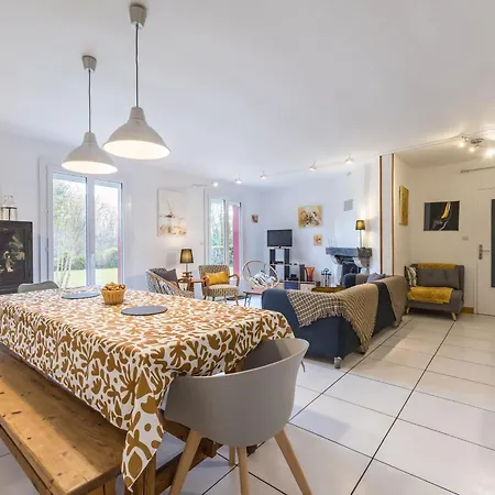 Semesterbostad Maison Spacieuse Avec Jardin, Ping-pong, Wifi, Et Equipements Bebe - Malville, France - Fr-1-306-1153