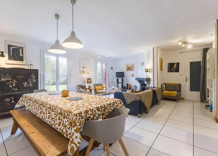 Casa de Férias Maison Spacieuse Avec Jardin, Ping-pong, Wifi, Et Equipements Bebe - Malville, France - Fr-1-306-1153